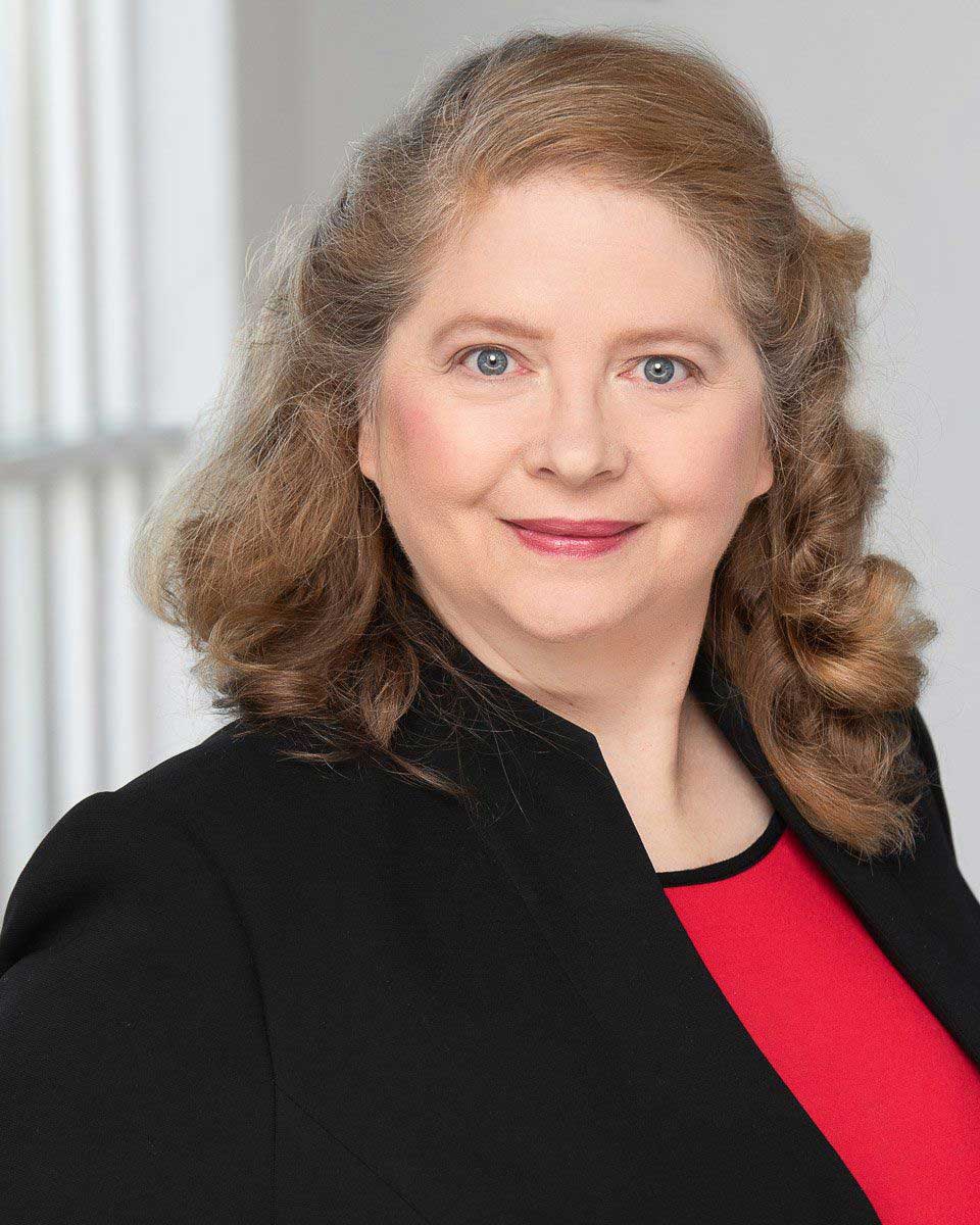 Headshot of attorney Lynne Tauer
